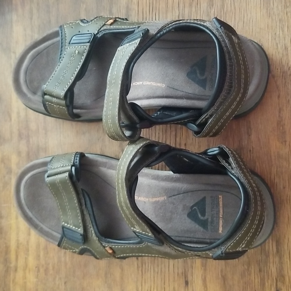 Mens Ozark Trail size 7 sandals- Like New!